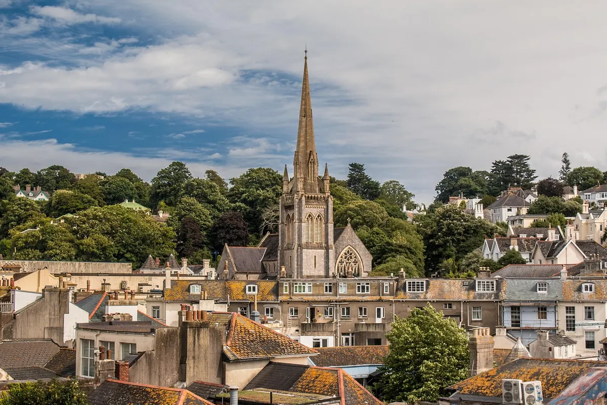 Coastal Cornwall vs the Lake District: Which Is Better for a Walking Holiday?